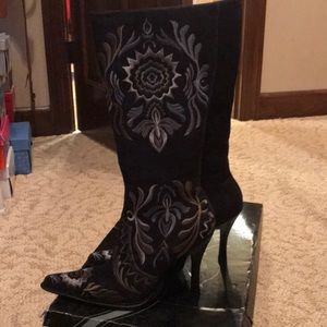 Go max faux suede embroidered boot